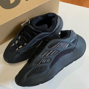 Men’s Yeezy 700 Dark Glow